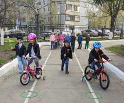 День велосипеда День велосипеда.